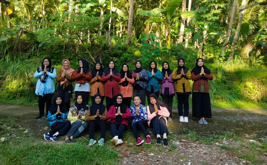 Kelompok Senam Anjir Bugar Ceria Peringati Hari Kartini dengan Senam Bersama Berbusana Kebaya